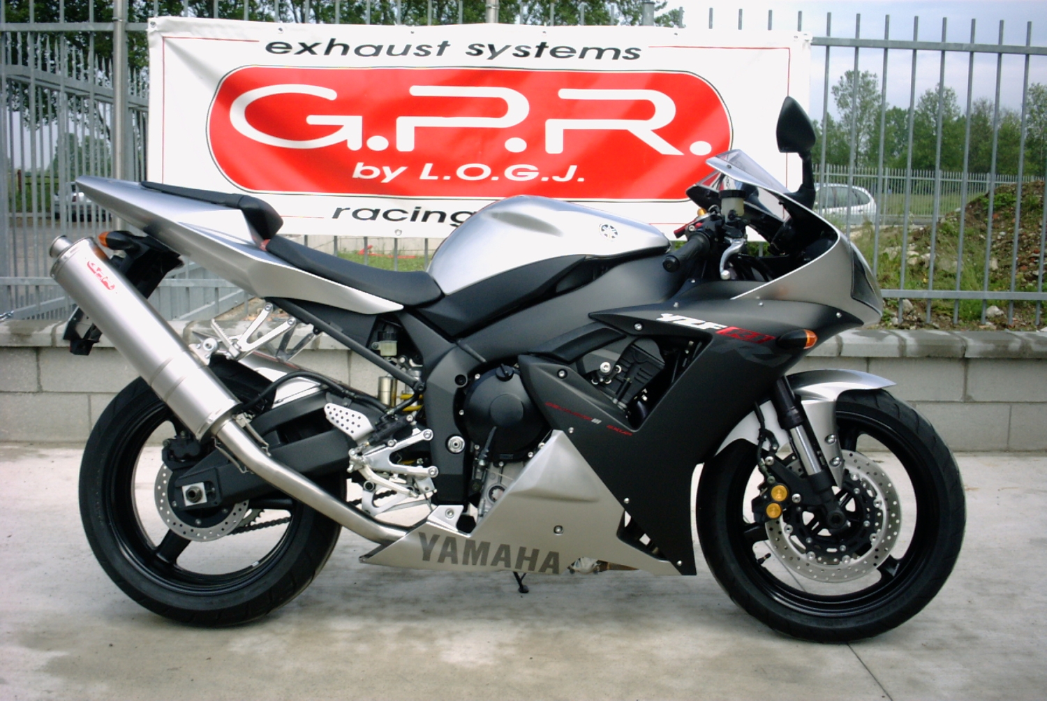   Yamaha Yzf 1000 R1  2002 Evacuare slip-on omologata, inclusiv db killer detașabil și cot de legătură,Trioval