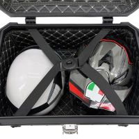 TECH ile uyumlu  Bmw F 650 Gs 2004/2013 Zwart Topcase din aluminiu, culoare neagră, cu placă specifică inclusă Capacitate 55 litri.