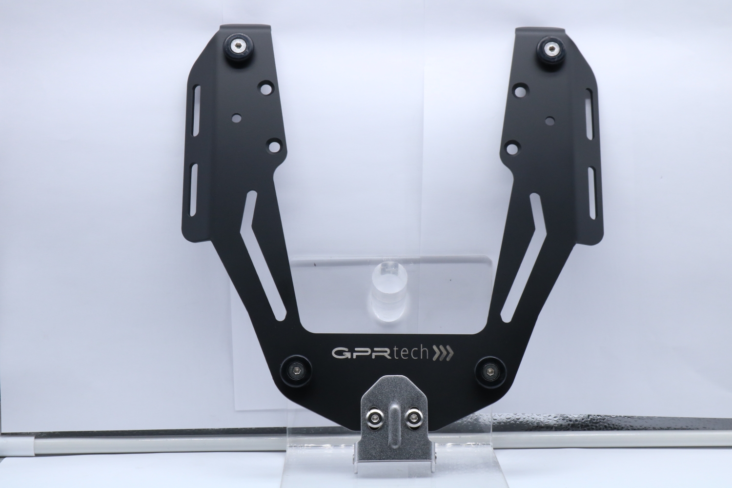 TECH ile uyumlu  Bmw F 650 Gs 2004/2013 Zilver Topcase din aluminiu, culoare argintie, cu placă specifică inclusă Capacitate 35 litri.