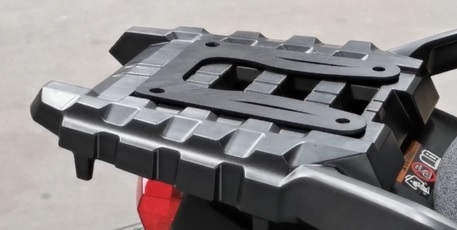Top case GPR TECH  Suzuki V-Strom Dl 650 2017/2020 e4 Zwart Topcase din aluminiu, culoare neagră, cu placă specifică inclusă Capacitate 55 litri.