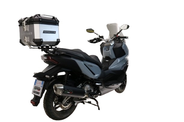 Top case GPR TECH  Sym ADX 300 2024/2026 e5 Plus Zilver Topcase din aluminiu, culoare argintie, cu placă specifică inclusă Capacitate 26 litri.