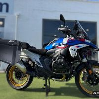 GPR TECH Uyumlu  BMW R 1300 GS Adventure 2023/2025 Zwart Pereche de cutii laterale din aluminiu, culoare neagră, cu suport specific pentru geantă Capacitate 38 litri + 38 litri.