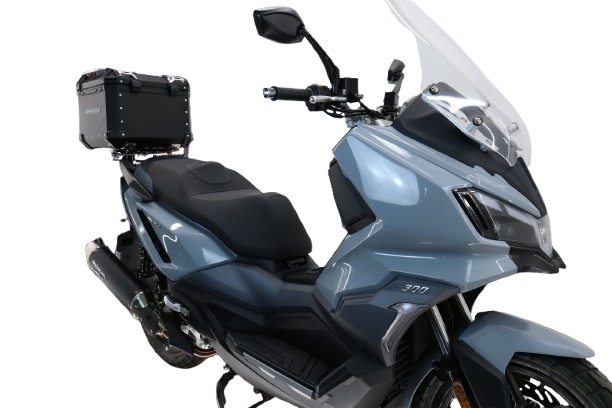 Top case GPR TECH  Sym ADX 300 2024/2026 e5 Plus Zwart Topcase din aluminiu, culoare neagră, cu placă specifică inclusă Capacitate 26 litri.