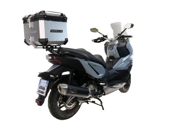 Top case GPR TECH  Sym ADX 300 2024/2026 e5 Plus Zilver Topcase din aluminiu, culoare argintie, cu placă specifică inclusă Capacitate 35 litri.