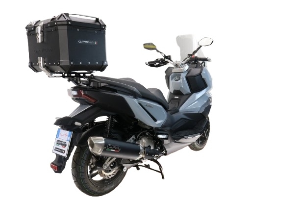 Top case GPR TECH  Sym ADX 300 2024/2026 e5 Plus Zwart Topcase din aluminiu, culoare neagră, cu placă specifică inclusă Capacitate 45 litri.