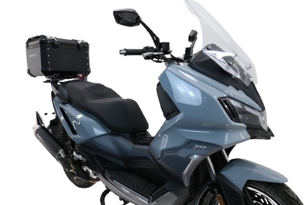 Top case GPR TECH  Sym ADX 300 2024/2026 e5 Plus Zwart Topcase din aluminiu, culoare neagră, cu placă specifică inclusă Capacitate 45 litri.