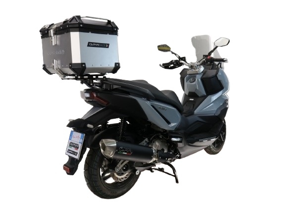 Top case GPR TECH  Sym ADX 300 2024/2026 e5 Plus Zilver Topcase din aluminiu, culoare argintie, cu placă specifică inclusă Capacitate 45 litri.