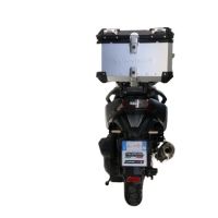 Top case GPR TECH  Sym ADX 300 2024/2026 e5 Plus Zilver Topcase din aluminiu, culoare argintie, cu placă specifică inclusă Capacitate 45 litri.