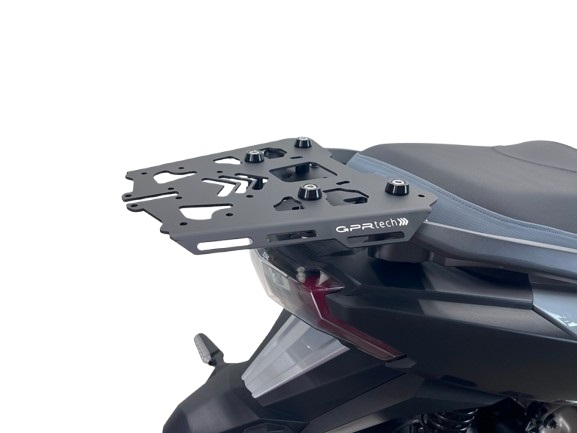Top case GPR TECH  Sym ADX 300 2024/2026 e5 Plus Zilver Topcase din aluminiu, culoare argintie, cu placă specifică inclusă Capacitate 26 litri.