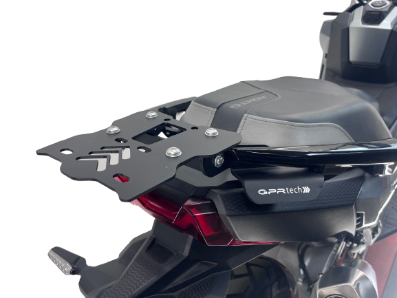 Top case GPR TECH  Sym ADX TG 400 2024/2026 e5 Plus Zwart Topcase din aluminiu, culoare neagră, cu placă specifică inclusă Capacitate 26 litri.