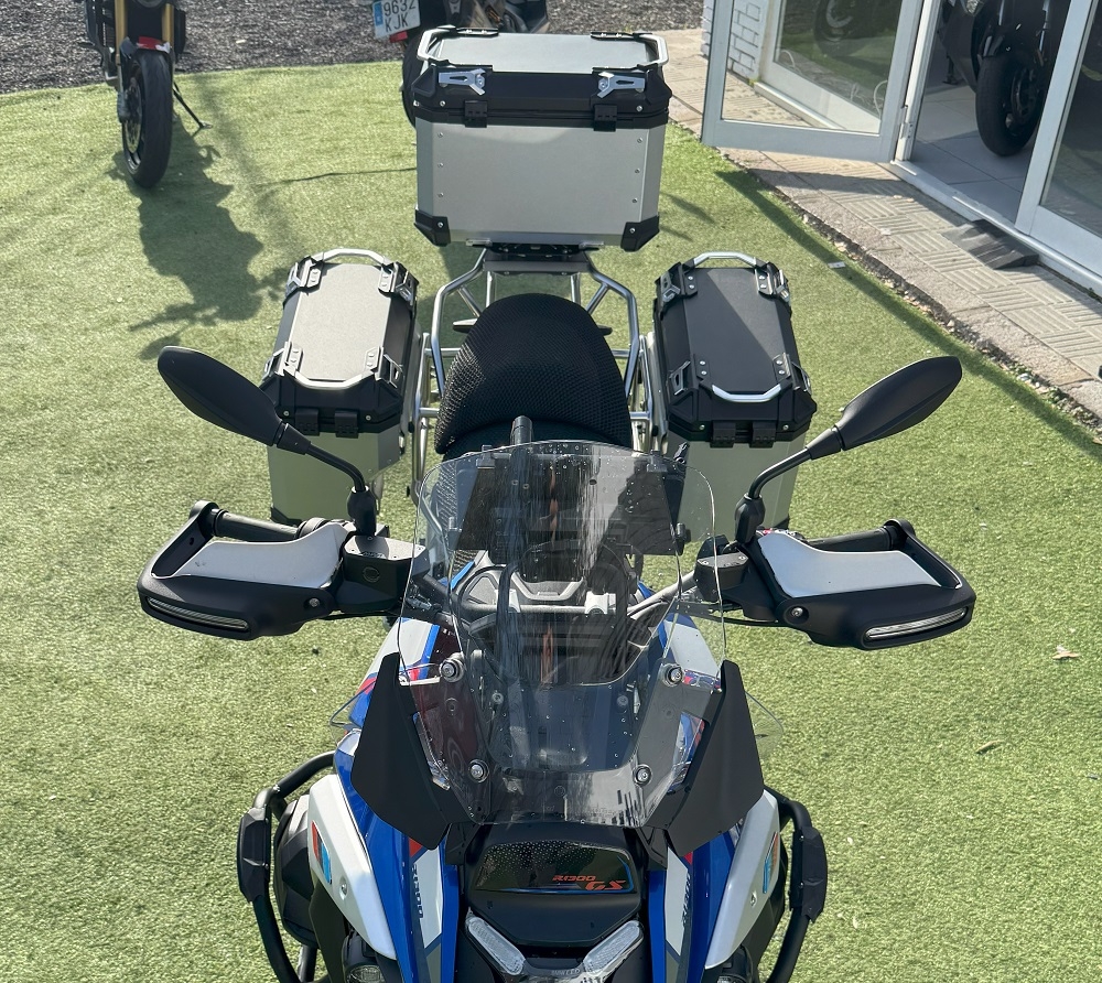 GPR TECH Uyumlu  BMW R 1300 GS Adventure 2023/2025 Zilver Kit triptic fabricat în culoarea argintie, cu Topcase 35 Lt + Genți laterale 38 Lt + 38 Lt + suport portbagaj negru general Capacitate topcase 35 L + capacitate valize laterale 38 L + 38 L.