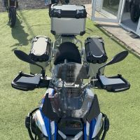GPR TECH Uyumlu  BMW R 1300 GS Adventure 2023/2025 Zilver Kit triptic fabricat în culoarea argintie, cu Topcase 35 Lt + Genți laterale 38 Lt + 38 Lt + suport portbagaj negru general Capacitate topcase 35 L + capacitate valize laterale 38 L + 38 L.