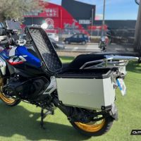 GPR TECH Uyumlu  BMW R 1300 GS Adventure 2023/2025 Zilver Pereche de cufere laterale din aluminiu, culoare argintie, cu suport specific pentru geantă Capacitate 38 litri + 38 litri.