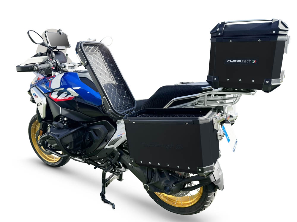 GPR TECH Uyumlu  BMW R 1300 GS 2023/2025 Zwart Kit triptic fabricat în culoarea neagră, cu Topcase 45 Lt + cufere laterale 38 Lt + 38 Lt + suport portbagaj general Capacitate topcase 45 L + capacitate valize laterale 38 L + 38 L.