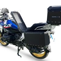 GPR TECH Uyumlu  BMW R 1300 GS 2023/2025 Zwart Kit triptic fabricat în culoarea neagră, cu Topcase 35 Lt + Genți laterale 38 Lt + 38 Lt + suport portbagaj general Capacitate topcase 35 L + capacitate valize laterale 38 L + 38 L.