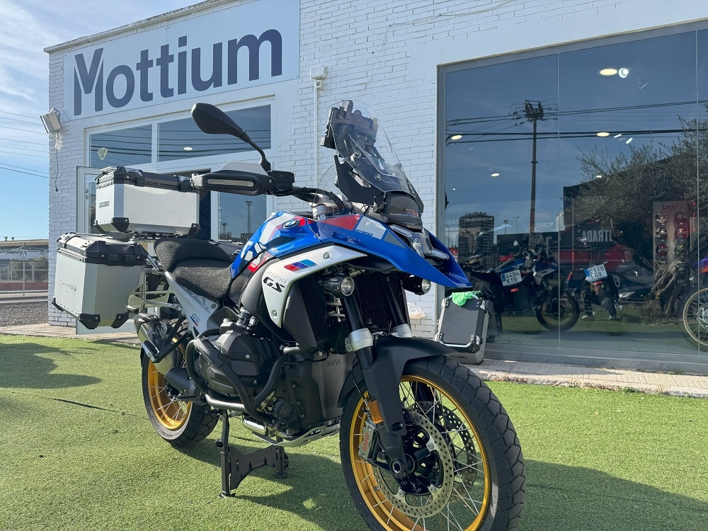 GPR TECH Uyumlu  BMW R 1300 GS Adventure 2023/2025 Zilver Kit triptic fabricat în culoarea argintie, cu Topcase 45 Lt + Genți laterale 38 Lt + 38 Lt + suport portbagaj negru general Capacitate topcase 45 L + capacitate valize laterale 38 L + 38 L.