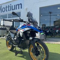 GPR TECH Uyumlu  BMW R 1300 GS Adventure 2023/2025 Zilver Kit triptic fabricat în culoarea argintie, cu Topcase 45 Lt + Genți laterale 38 Lt + 38 Lt + suport portbagaj negru general Capacitate topcase 45 L + capacitate valize laterale 38 L + 38 L.