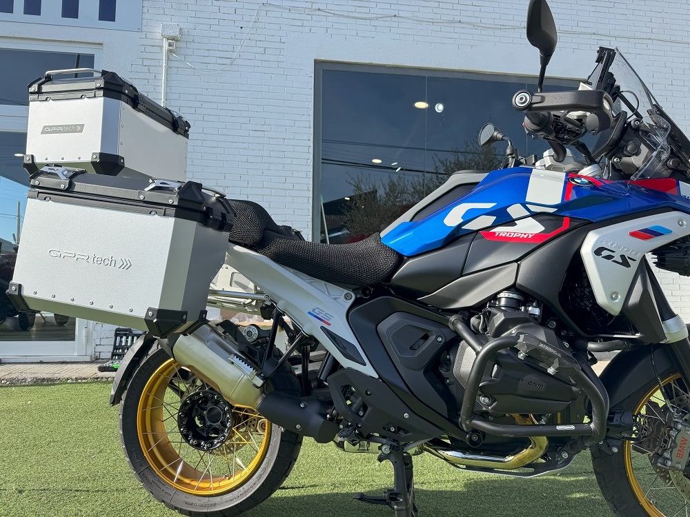 GPR TECH Uyumlu  BMW R 1300 GS Adventure 2023/2025 Zilver Kit triptic fabricat în culoarea argintie, cu Topcase 45 Lt + Genți laterale 38 Lt + 38 Lt + suport portbagaj negru general Capacitate topcase 45 L + capacitate valize laterale 38 L + 38 L.