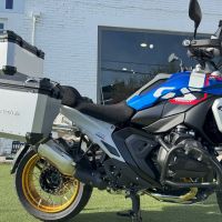GPR TECH Uyumlu  BMW R 1300 GS Adventure 2023/2025 Zilver Kit triptic fabricat în culoarea argintie, cu Topcase 45 Lt + Genți laterale 38 Lt + 38 Lt + suport portbagaj negru general Capacitate topcase 45 L + capacitate valize laterale 38 L + 38 L.