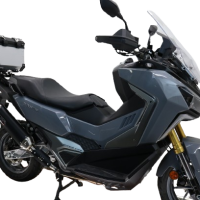 Top case GPR TECH  Sym ADX TG 400 2024/2026 e5 Plus Zilver Topcase din aluminiu, culoare argintie, cu placă specifică inclusă Capacitate 26 litri.