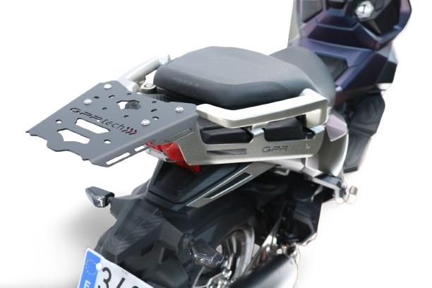 Top case GPR TECH compatible with  Sym ADX 125 2024/2026 e5 Plus GPR TECH Top case in aluminum, silver color with specific plate included Capacity 26 LT.